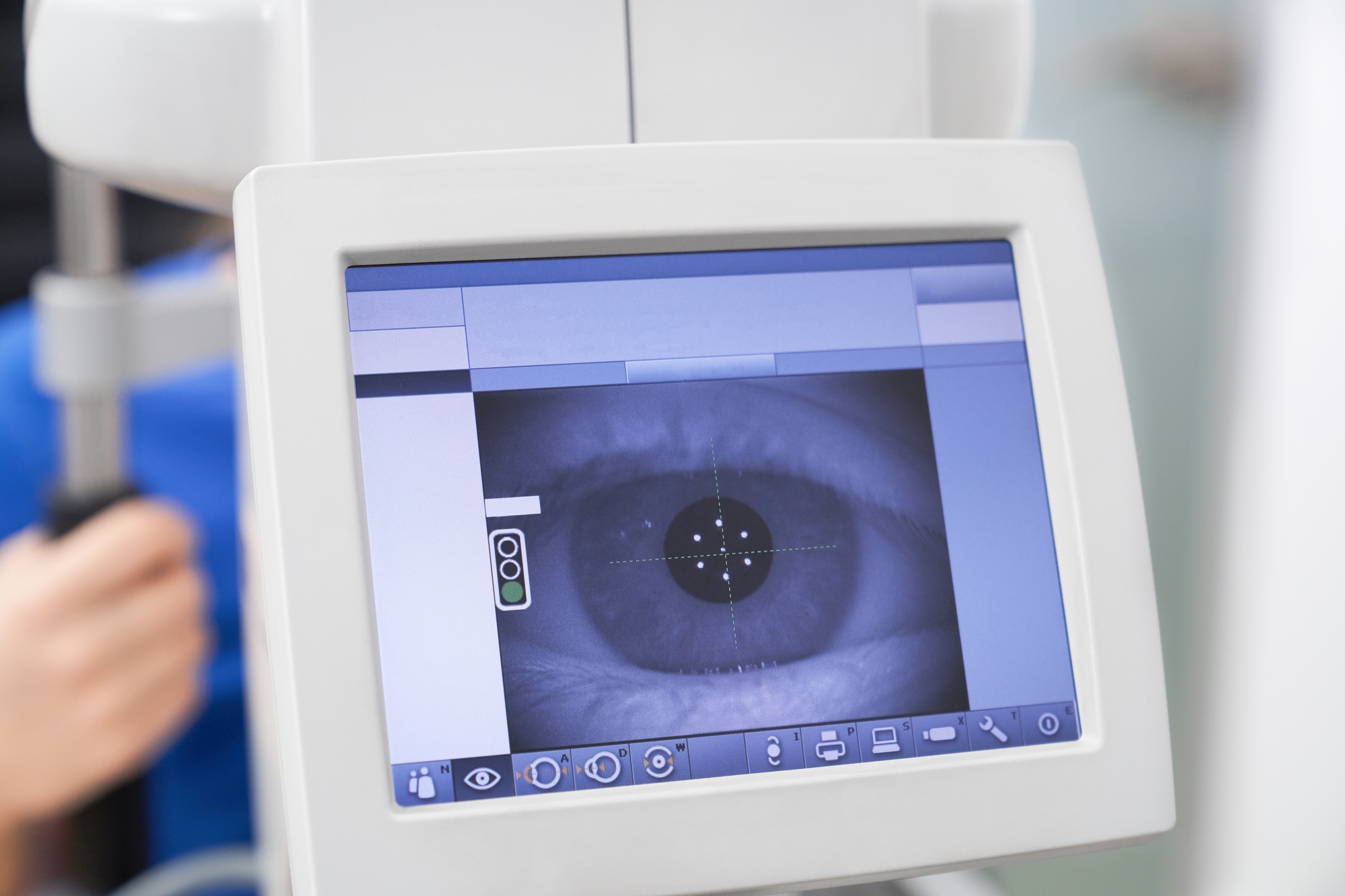 Eye diagnosis on eye test machine with screen